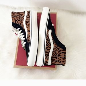 VANS mens size 8 women 9,5 UltraCush Animal Stripes Black / Marshmallow NEW